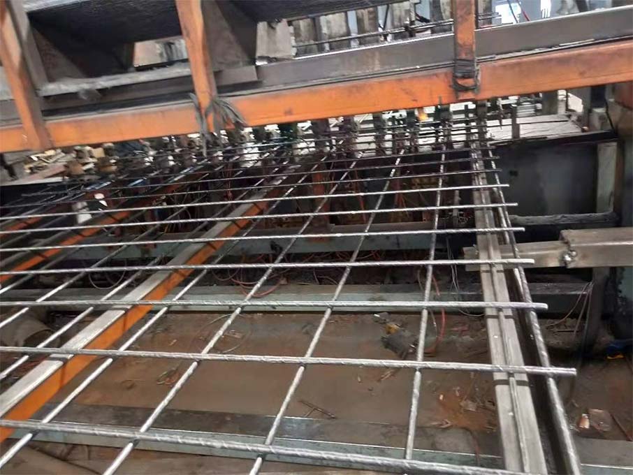 Anchoring mesh for foundation pit